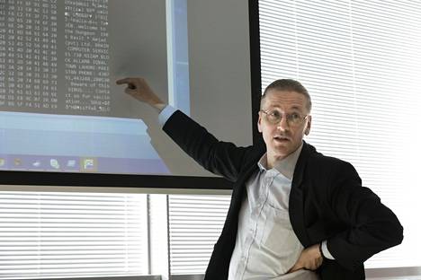 Mikko Hyppönen esittelee maailman ensimmäisen tietokoneviruksen koodia. Sen sekaan on piilotettu muun muassa tekijöiden osoite ja puhelinnumero.