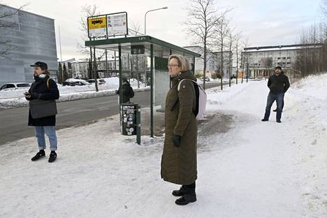 Työmatkalaiset odottavat bussia, joka jäi tulematta, Helsingin Viikissä.