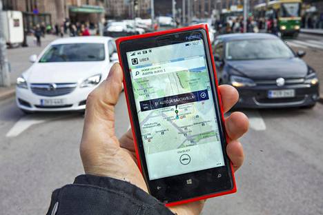 Uber-taksikyytisovelluksen käyttöä älypuhelimella vapun aattona vuonna 2015.