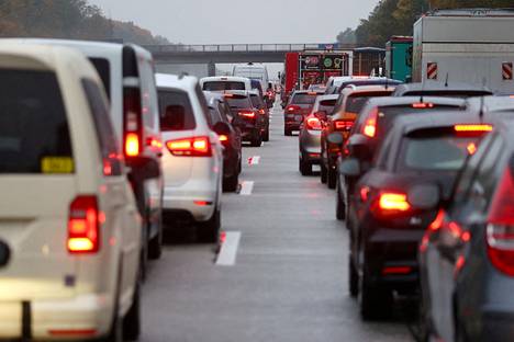 Ruuhka moottoritiellä Frankfurtin lähellä ympäristöaktivistien estettyä liikenteen syksyllä 2020.