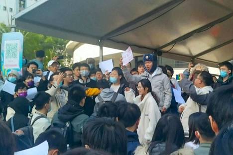 Mielenosoittajia sunnuntaina Tsinghua-yliopistolla Pekingissä.