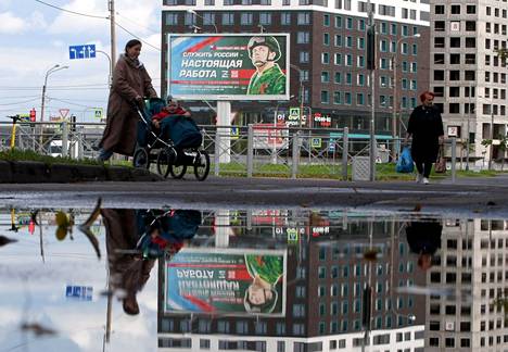 Pietarissa kuvattu mainostaulu, jossa kerrotaan Venäjän palvelemisen olevan ”todellista työtä”.