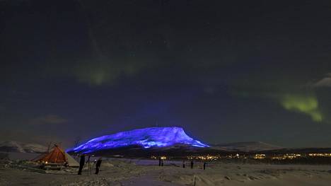 Saanatunturille syttyi satavuotista Suomea juhlistava ”maailman suurin valotaideteos”