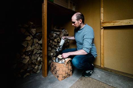 Ulkovarasto ladotaan Luotolan perheessä täyteen polttopuuta tulevan talven varalle.