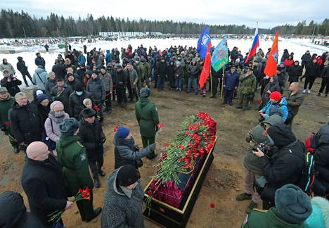 Pietarin laidalle sijaitsevalla Valkeasaaren hautausmaalle saapui hautajaisvieraita ainakin kolme bussilastillista, raportoi pietarilainen Fontanka-lehti jouluaattona.
