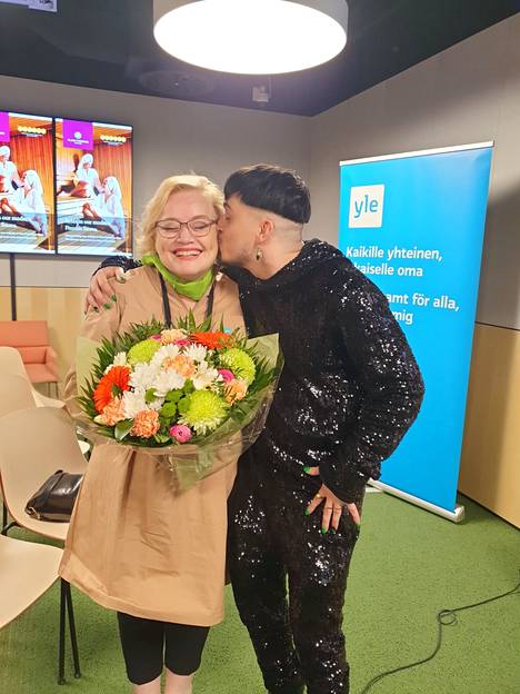 Vantaan kaupunginjohtaja Ritva Viljanen sai Euroviisujen sydänten voittajalta, Käärijältä pusun ja unohti antaa hänelle kukat. 