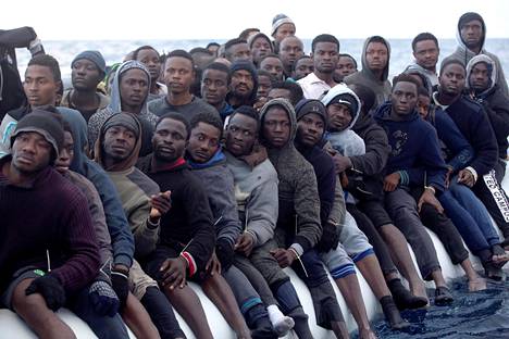 Espanjalainen avustusjärjestö Proactiva Open Arms pelasti ylilastatulla veneellä Välimeren kautta Eurooppaan yrittäneitä Saharan eteläpuolelta tulleita siirtolaisia 3. helmikuuta. Vene pääsi 33 kilometriä Libyan rannikolta pohjoista kohti.