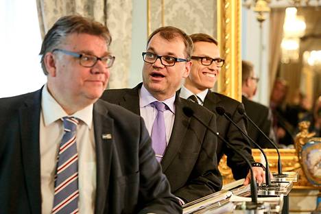 Timo Soini (ps), Juha Sipilä (kesk) ja Alexander Stubb (kok) pitivät tiedotustilaisuuden hallitusneuvottelujen etenemisestä vuoden 2015 eduskuntavaalien jälkeen.