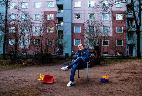 Juha Lehti kuvattuna entisen kotitalonsa, Laajaniityntie 8:n, pihamaalla. Hänen isänsä asui talossa aina tähän vuoteen saakka.