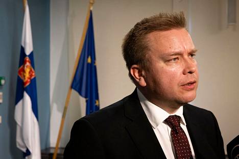 Puolustusministeri Antti Kaikkonen (kesk) oli keskiviikkona mukana esittelemässä hallituksen uutta ajankohtaisselontekoa.