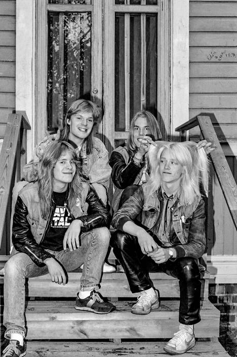 Keravalaisen thrash metal -yhtye Stonen jäsenet istumassa Lapilan kartanon portailla vuonna 1987. Edessä Roope Latvala (vas.) ja Jiri Jalkanen, takana Pekka Kasari ja Janne Joutsenniemi.