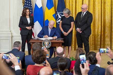 Yhdysvaltain presidentti Joe Biden allekirjoitti Suomen ja Ruotsin sotilasliitto Natoa koskevat liittymisasiakirjat Washingtonissa tiistaina. 