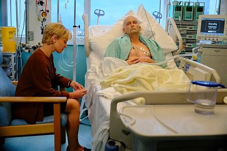 Alexander Litvinenko (David Tennant) ja hänen vaimonsa Marina Litvinenko (Margarita Levieva) myrkytyksen jälkeen sairaalassa.