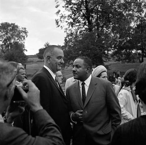 Yhdysvaltain varapresidentti Lyndon B. Johnson ja suurlähettiläs Carl Rowan kuvattiin Helsingin Kaivopuistossa vuonna 1963. 
