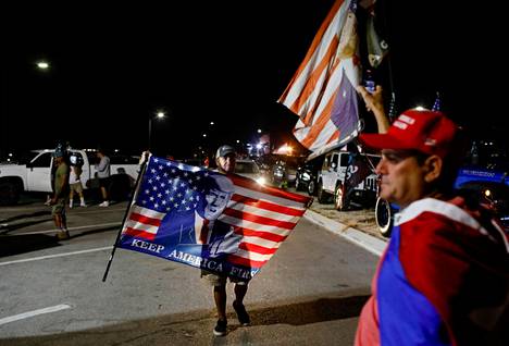 Donald Trumpin kannattajia Floridassa kartanon ulkopuolella 8. elokuuta. 