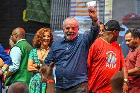 Lula tervehti kannattajiaan kierrätysmateriaalin kerääjien joulujuhlassa São Paulossa. Hän menetti vasemman käden pikkusormensa nuorena tehdaspuristimeen.
