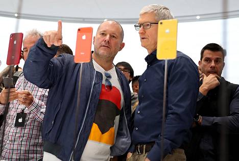 Applen silloinen desingjohtaja Jony Ive (vas.) ja toimitusjohtaja Tim Cook uusien iPhone-puhelimien lanseeraustilaisuudessa viime syyskuussa.