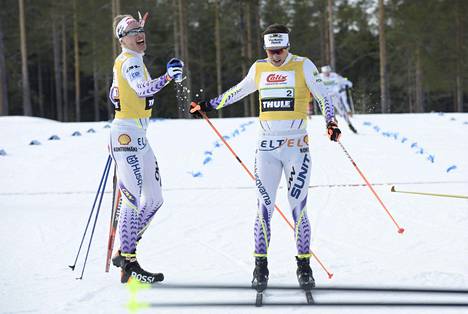 Vuokatti Ski Teamin Iivo Niskanen (vas.) ja Martti Jylhä juhlivat sprinttiviestin Suomen mestaruutta.