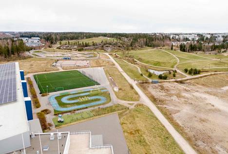 Kivikon liikuntapuistoa keväällä 2020. Kuvassa vasemmalla Kivikon hiihtohalli.