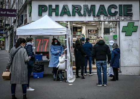 Ihmiset jonottivat koronavirus­testi­pisteelle ja apteekkiin Pariisissa Ranskassa 23. joulukuuta 2021.