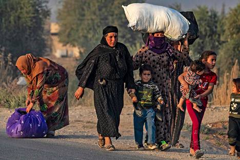 Ihmisiä pakeni Syyrian Ras al-Ainista Turkin hyökkäyksen alettua keskiviikkona.