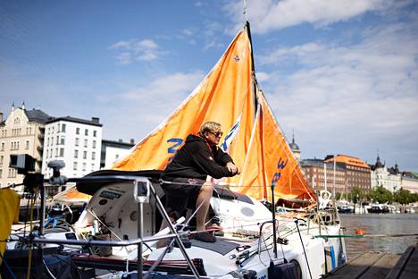 Ari Känsäkoski built the emergency sloop shown in the picture at sea and equipped it with small storm sails.  