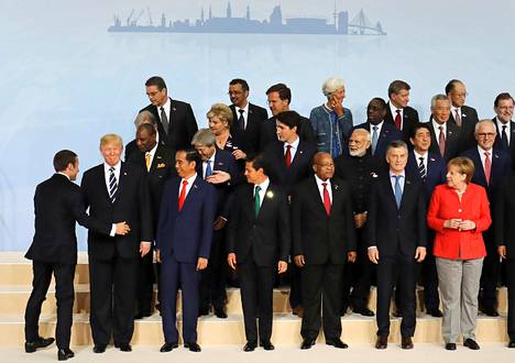 G20-maiden johtajia yhteiskuvassa perjantaina Hampurissa.