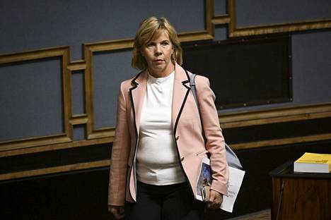 Oikeusministeri Anna-Maja Henriksson eduskunnan täysistunnossa Helsingissä 14. lokakuuta 2022. 