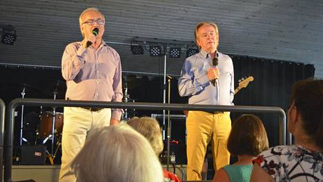 Matti ja Teppo Ruohonen ovat viihdyttäneet tanssikansaa jo pian 50 vuotta ja meno ei ole yhtään hidastunut. Fanien sankka joukko kerääntyi kuuntelemaan suosikkejaan lavan ääreen.