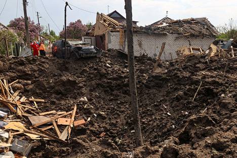 Venäjän ohjusiskun tuhoja Tsyrkunyn kylässä Harkovan lähellä torstaina.
