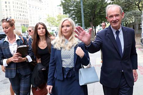 Virginia Giuffre (toinen oikealta) ja hänen asianajajansa David Boies (oik.) saapumassa oikeuden kuulemiseen New Yorkissa elokuussa 2019.