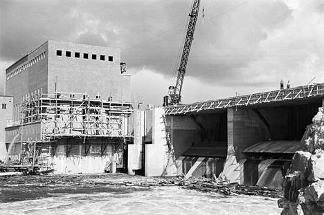 Sotien jälkeen rakennettu Isohaaran voimalaitos katkaisi lohen tien Kemijoelle heti joen suulta. Kuva vuodelta 1949.