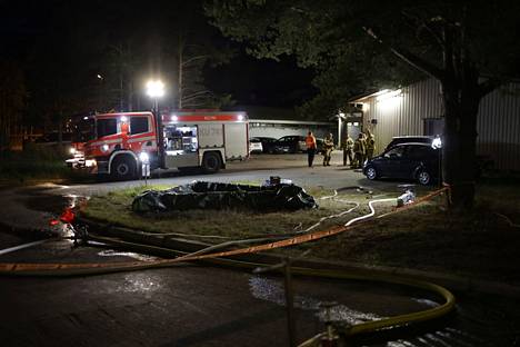 Paloauto ja pelastuslaitoksen henkilökuntaa kuvattuna Jampankadun ja Wärtsilänkadun risteyksessä maanantai-iltana.