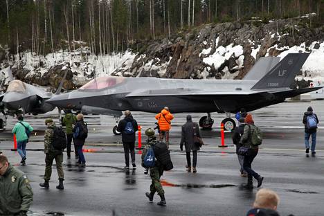 Kaksi F-35-konetta Pirkkalassa helmikuussa 2020, jolloin HX-hanke esitteli medialle kunkin tarjolla olevan konemallin. 