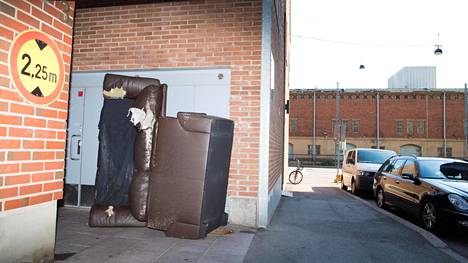 Jätkäsaaren kaduille hylätyillä tavaroilla sisustaisi pienen asunnon – Suuret roskat eivät mahdu jäteputkiin, mutta se ei selitä jätekasoja