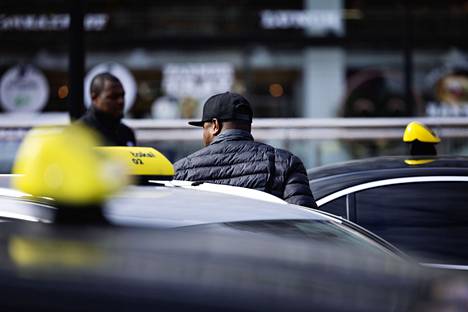HS:n haastattelemien kuljettajien mukaan tilanne Asema-aukion taksitolpalla on rauhoittunut.