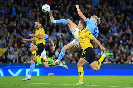 Erling Haaland (kesk.) taituroi Manchester Cityn voittomaalin upealla tavalla edellistä seuraansa Borussia Dortmundia vastaan.
