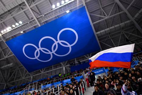 Venäjän lippu liehui jääkiekkokatsomossa Pyeongchangin olympialaisissa, mutta venäläiset jääkiekkoilijat pelasivat neutraalin lipun alla.
