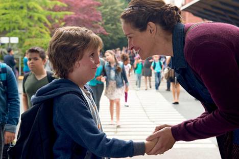10-vuotias Auggie Pullman (Jacob Tremblay) sairastaa Treacher Collinsin oireyhtymää, jonka seurauksena hänen kasvonsa ovat epämuodostuneet. Julia Robertsin esittämä äiti tukee koulutiensä aloittavaa poikaansa. 