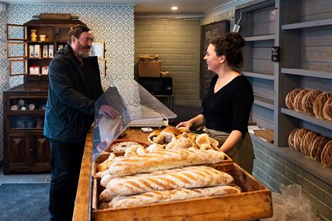 Uuve Grundström (left) is a regular customer of Hardomi bread.  Entrepreneur Maija Laitikas is grateful that the bakery has been trading despite the coronavirus pandemic and inflation.