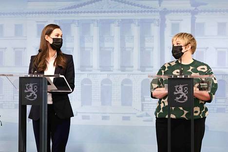 Pääministeri Sanna Marin (sd) sekä tiede- ja kulttuuriministeri Annika Saarikko (kesk) hallituksen tiedotustilaisuudessa.