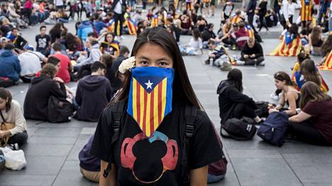 HS Barcelonassa: Yli puoli miljoonaa osallistuu ”vapausmarssille” Barcelonassa, satoja loukkaantunut – suora lähetys käynnissä