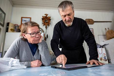 Neighbors Marja Rekanen and Eero Kyckling spend a quiet day in Nurmela.