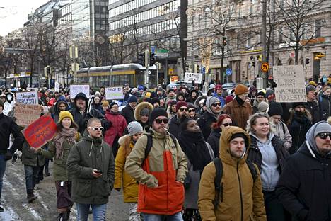 Mielenosoittajia muun muassa koronapassia vastustavassa mielenosoituksessa Helsingin keskustassa lauantaina.