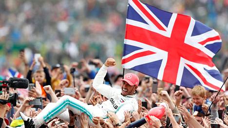 Hamilton ei antanut isänmaallisuuskohun häiritä, Silverstonen voitto antoi ihanan mahdollisuuden Britannian lipun heilutteluun