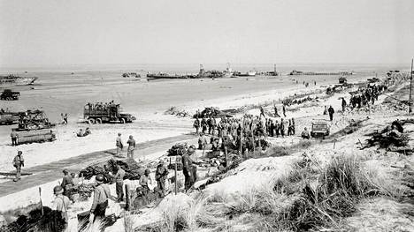 Toisessa maailmansodassa liittoutuneiden joukot aloittivat maihinnousun Ranskan Normandiaan 6. kesäkuuta 1944. Kuva on otettu 8. kesäkuuta 1944.
