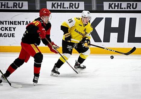 Jokereiden Saku Mäenalanen ja Severstalin Igor Geraskin kamppailivat kiekosta tiistai-illan ottelussa.