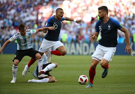 Ranskan hyökkääjä Kylian Mbappé loikkasi argentiinalaispelaajien välistä jalkapallon MM-kisoissa 2018.