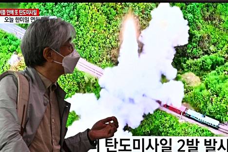 Eteläkorealaisissa televisiouutisissa näytettiin torstaina arkistomateriaalia Pohjois-Korean ohjuskokeesta.