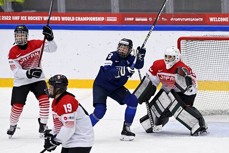 Suomi ei saanut kiekkoa Japanin maalivahdin Miyuu Mosaharan taakse varsinaisella peliajalla tai jatkoajalla.